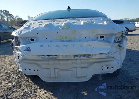 2022 Hyundai Elantra Sel z USA, uszkodzony, nr VIN 5NPLM4AGXNH071074